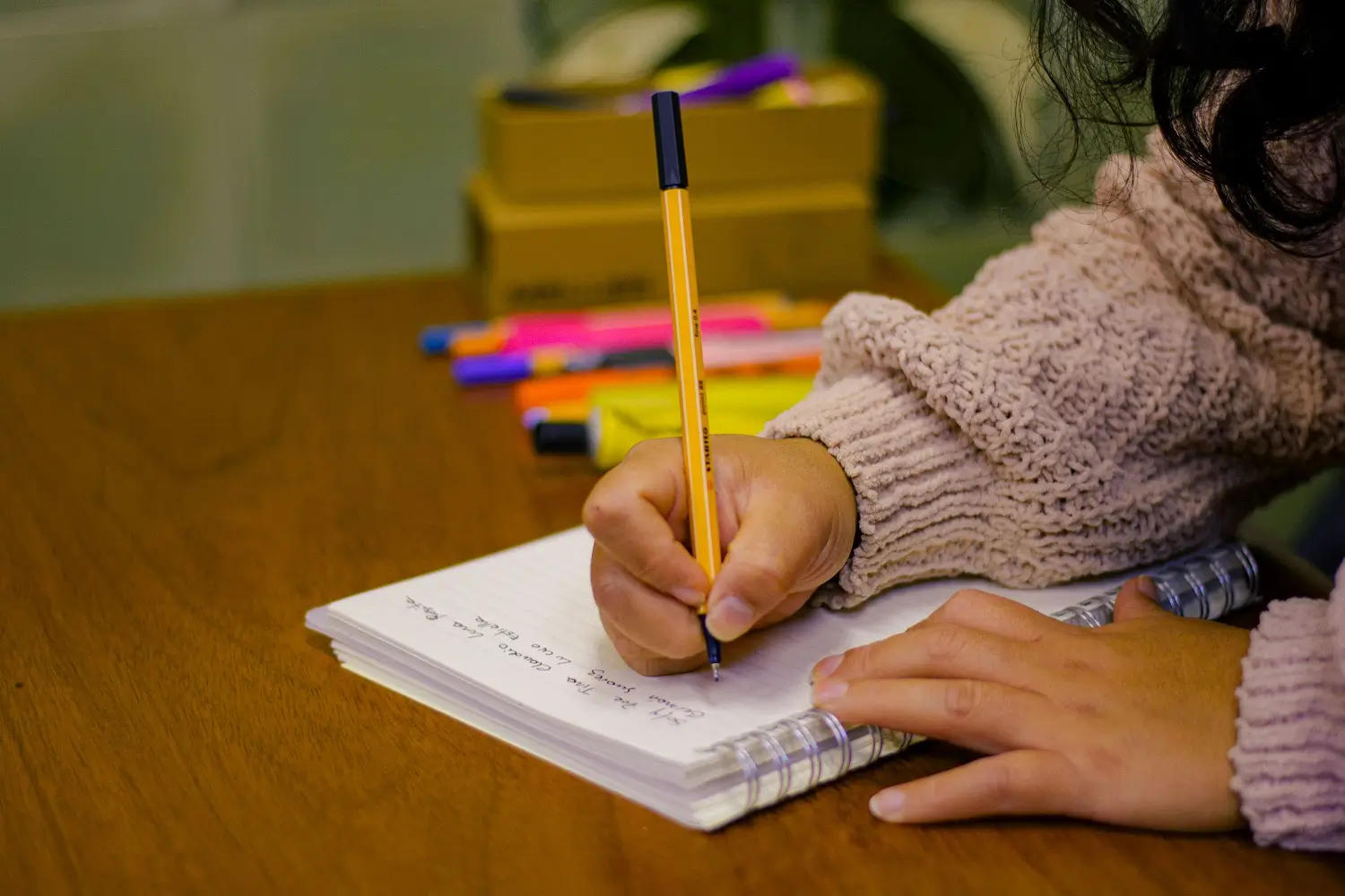 Student reviewing a lesson through active recall and handwritten notes 